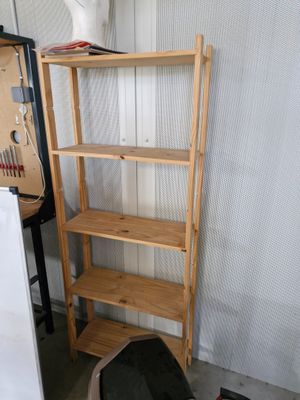 Etagère en bois à cinq niveaux.