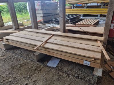 plusieurs pièces de bois sont empilées les unes sur les autres