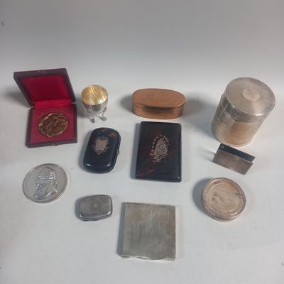 beaucoup d'objets en argent et en or sur la table