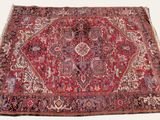 un ancien tapis persan à motifs rouges et bleus