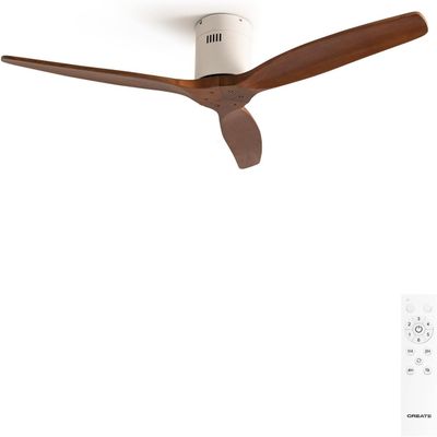 ventilateur de plafond à pales en bois et télécommande, accroché à un mur blanc