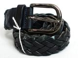 une ceinture noire avec une boucle métallique sur un fond blanc