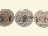 trois assiettes sur fond blanc, ornées de motifs représentant des personnes