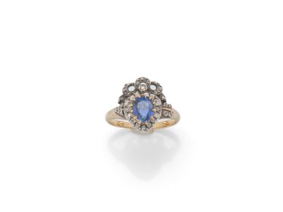 une bague à grappes de saphirs et de diamants