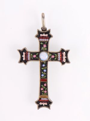 un gros plan d'une croix sur fond blanc