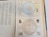 un livre ouvert sur lequel figure une carte du monde