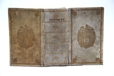 un vieux livre sur lequel figure l'image d'un lion