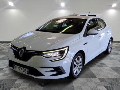 la voiture blanche est garée sur un sol en damier dans le garage
