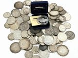 une petite boîte surmontée d'une bague, posée au sommet d'une pile de pièces de monnaie