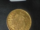 une pièce d'or posée sur un sac noir
