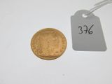 gros plan d'une pièce d'or portant une étiquette de prix