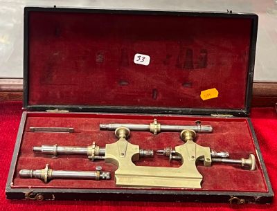 une mallette contenant un ensemble d'outils, posée sur un tapis rouge