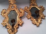 paire de miroirs en or richement décorés, ornés d'un buste d'homme et d'un buste de femme