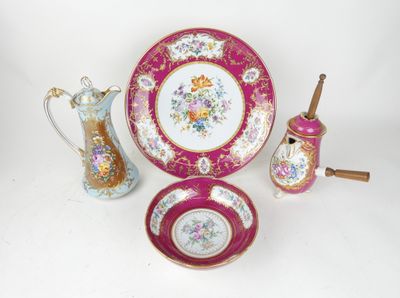 trois assiettes, un pichet et une théière posés sur une table