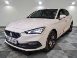 la voiture blanche est garée sur un sol en damier dans le garage