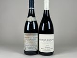 deux bouteilles de vin posées l'une à côté de l'autre sur une table