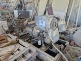 un tas de bric-à-brac dans un entrepôt rempli d'outils