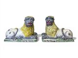 deux figurines de chiens sont posées sur une surface blanche