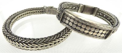 deux bracelets en argent sur fond blanc, avec un fond blanc