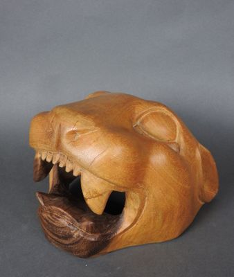 sculpture en bois représentant une tête de lion la gueule ouverte