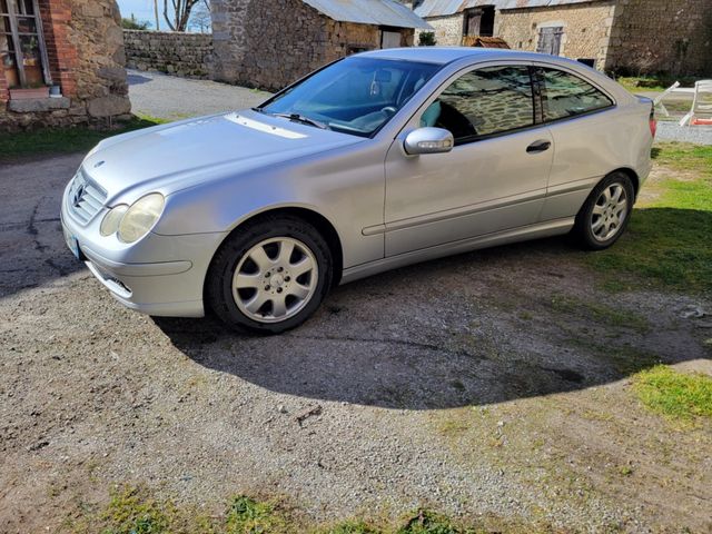 Véhicule particulier MERCEDES Classe C, immatriculée BZ-614-XC, 1...