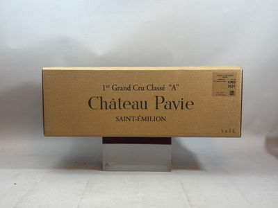 la boîte est vide et prête à être ouverte sur la table