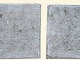 deux morceaux de pierre sur lesquels est dessiné un bateau
