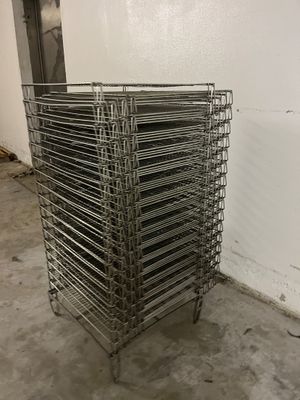 une étagère métallique sur laquelle sont posés plusieurs plateaux
