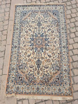 tapis posé à même le sol dans une rue pavée