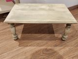 une petite table posée sur un parquet en bois dur