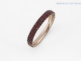 une image d'une bague sertie de grenats