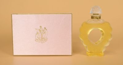 an image of a bottle of perfume sitting next to a box