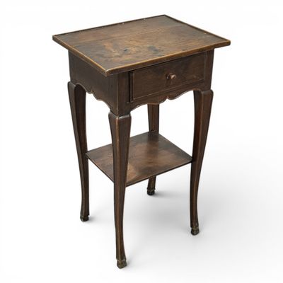 l'image d'une table en bois sur laquelle se trouve un tiroir