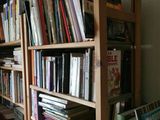 une bibliothèque remplie de livres, dans un coin de la pièce