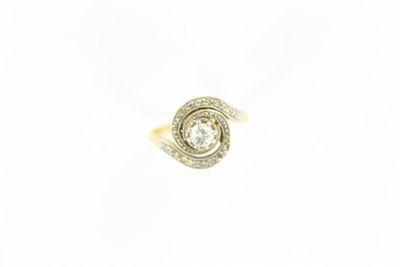 gros plan d'une bague en diamant sur fond blanc