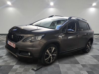 la voiture grise est garée sur un sol en damier dans le garage