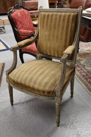 Fauteuil à la reine d’époque Louis XVI, rechampi blanc garni de t...