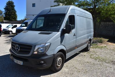 une photo d'une camionnette argentée garée sur un parking