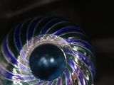 un objet en verre bleu orné d'un motif en spirale