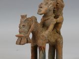 statue représentant une femme à cheval avec un enfant sur le dos