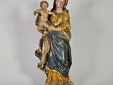 l'image d'une statue représentant une femme tenant un enfant dans ses bras