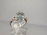 l'image d'une bague ornée d'une topaze bleue