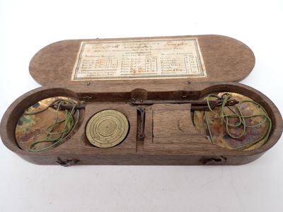 une boîte en bois contenant une horloge