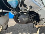 un gros plan sur le moteur d'une moto dans la rue