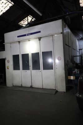 un camion garé devant un bâtiment