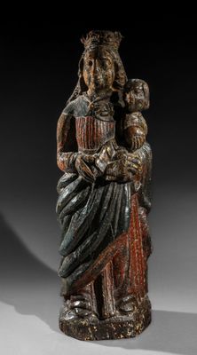 l'image d'une statue représentant une femme tenant un enfant dans ses bras