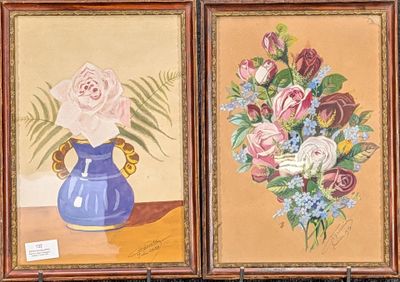 deux tableaux représentant des fleurs dans un vase bleu posé sur une table