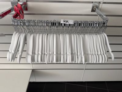 une photo d'un portant de vêtements accroché au mur