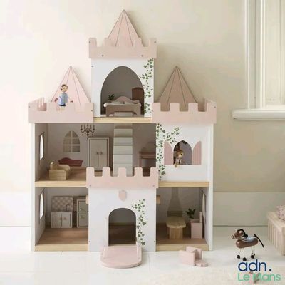 une maison de poupées surmontée d'un château