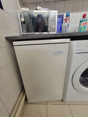 un lave-linge et un sèche-linge dans une petite pièce